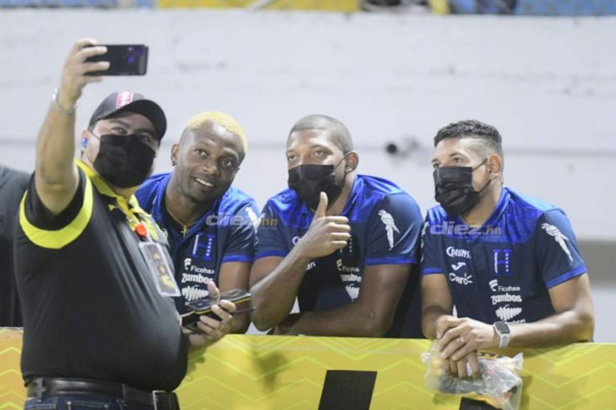 NO SE VIO EN TV: Pedro Troglio firma camisa, visita de seleccionados y el llenazo en el Morazán