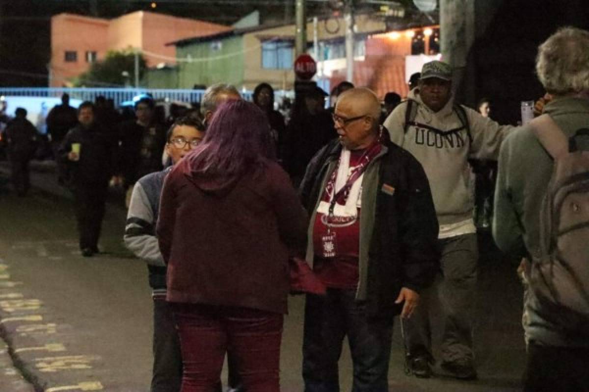 Ambiente del Saprissa-Motagua; Aficionados del Ciclón y esposa de Emilio en el estadio