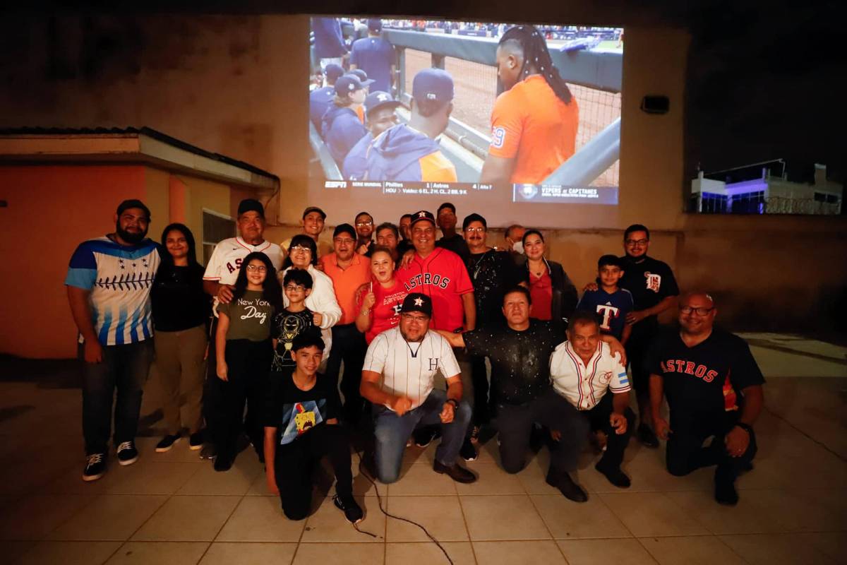 Muy emotivo: padre de Mauricio Dubón rompe en llanto celebrando la Serie Mundial en Tegucigalpa con seres queridos