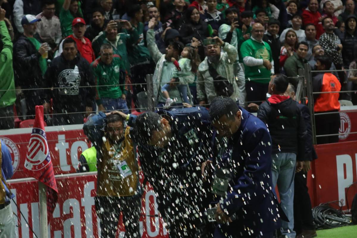 Con tremenda bronca terminó el México vs Honduras y miembro del cuerpo técnico de la Bicolor sufrió agresión
