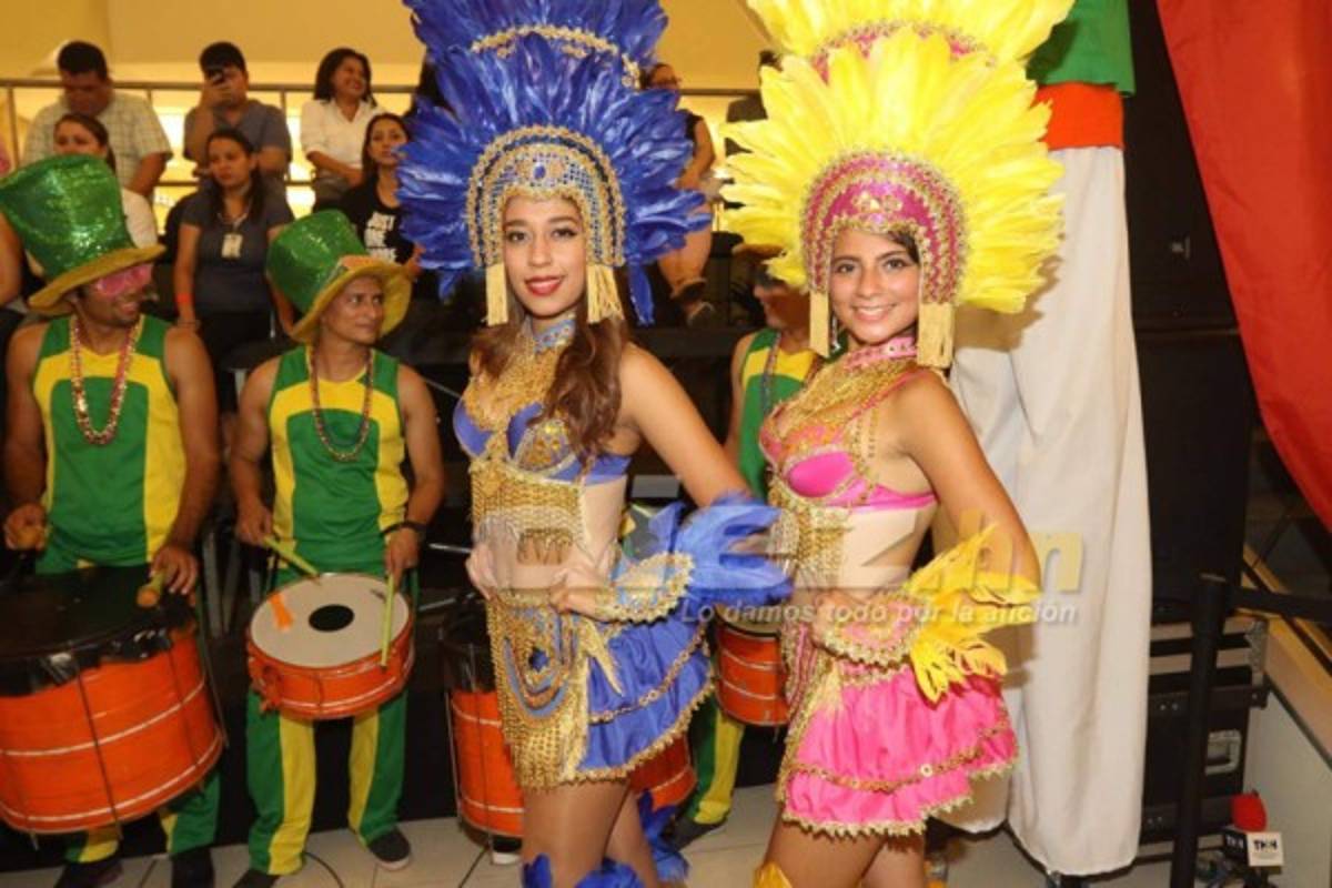 Las linduras que rodean a Ronaldinho en su visita a Tegucigalpa