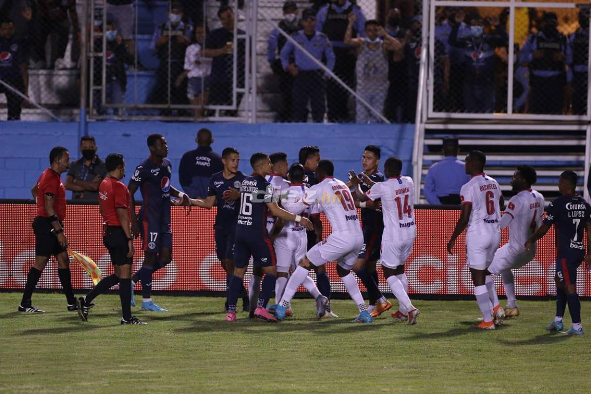 Violencia en las graderías, el extraño look de jugador de Motagua y el cordial saludo entre la Tota y Lavallén