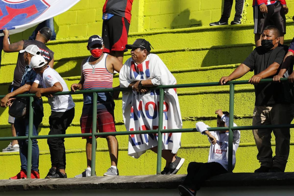 Olimpia causa locura en Olancho: Pedro Troglio se deja querer por la afición, bellas modelos de la batucada y caballos de raza