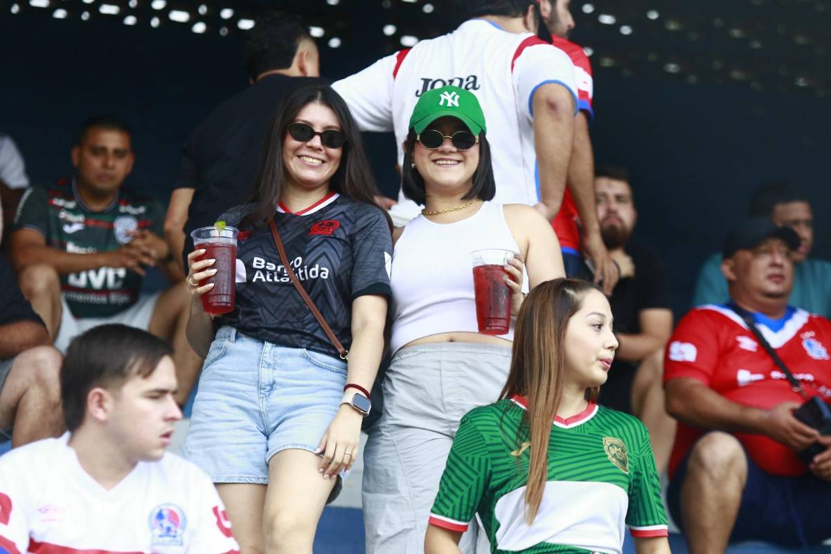 ¿Quién es la de verde? Las hermosas mujeres enamoraron en el Estadio Morazán