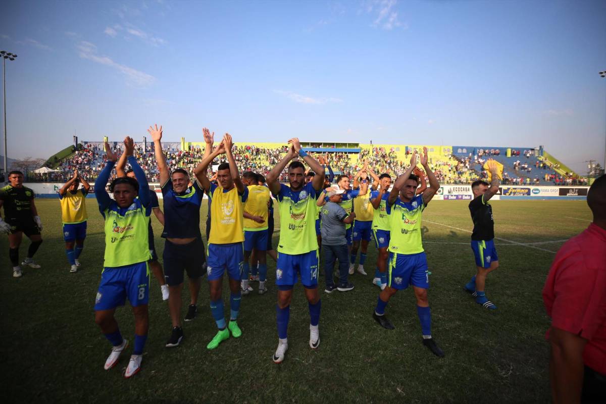 FOTOS: Colosal llenazo en la caída del invicto de Olimpia, el eufórico festejo de Potros y presidente sorprende