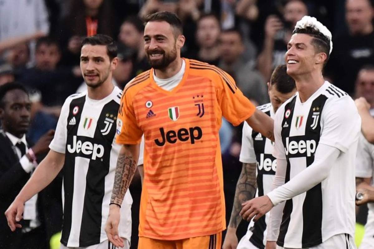 La manta, el nuevo gesto y la alegría de Cristiano tras coronarse con la Juventus en Italia   
