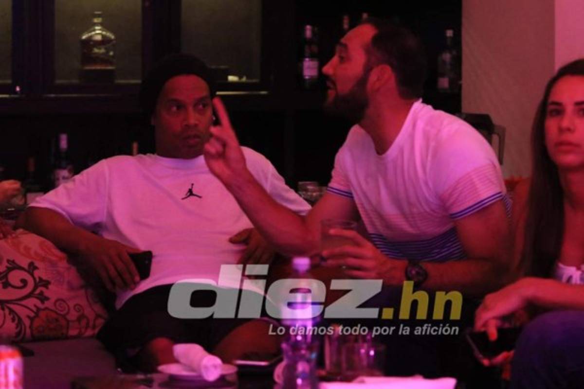 EN FOTOS: Así vivió Ronaldinho el clásico Barcelona-Real Madrid en Honduras