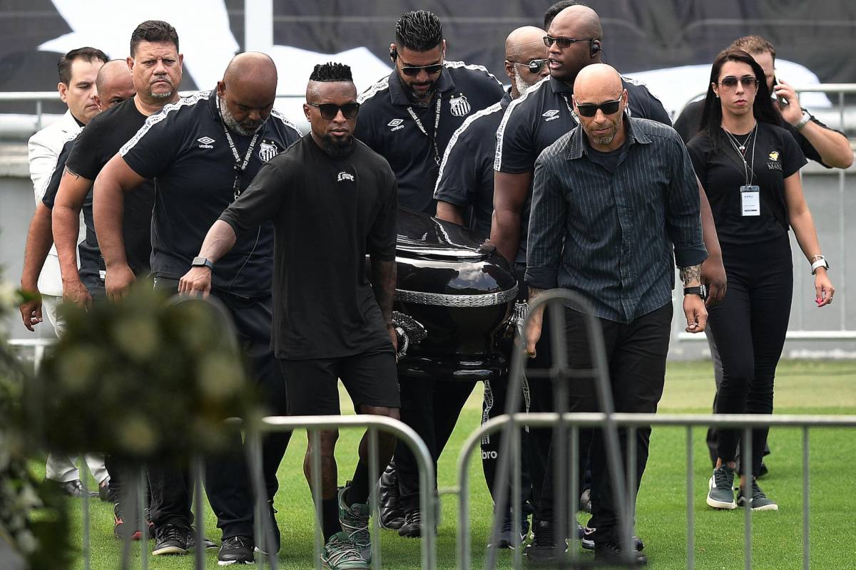 Fotos: Centenares de brasileños dan su último adiós al “rey” Pelé en el estadio del Santos