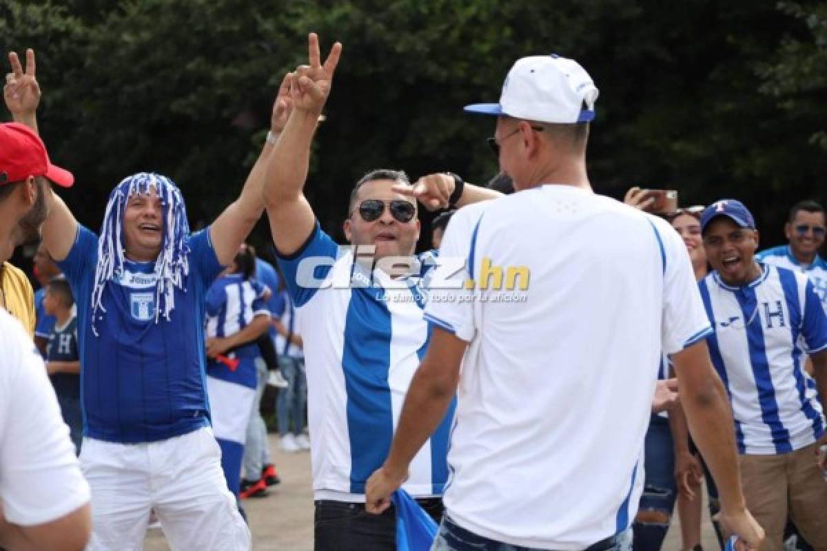 Invasión de hinchas a la cancha, familias reunidas y bellas chicas en el Honduras-Panamá