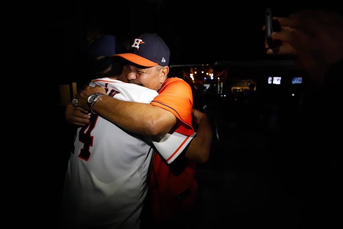 Muy emotivo: padre de Mauricio Dubón rompe en llanto celebrando la Serie Mundial en Tegucigalpa con seres queridos