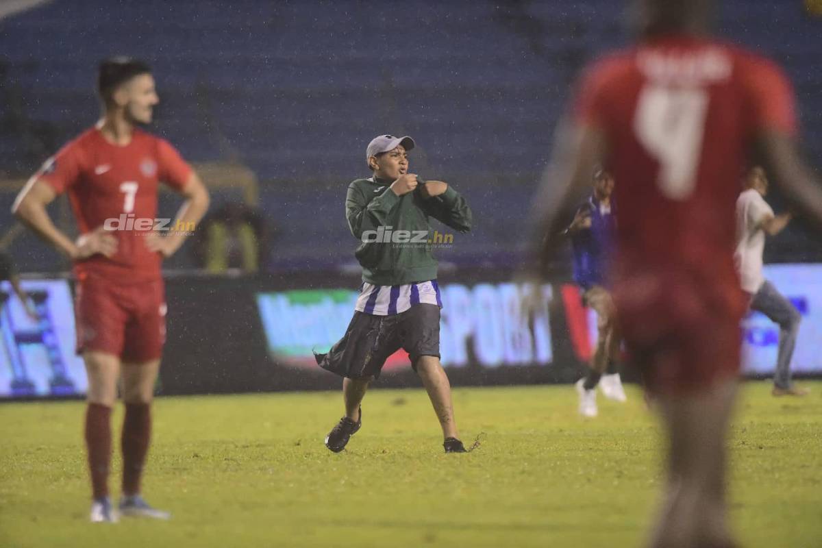 Júbilo en el Olímpico: Aficionados invaden la cancha en medio del triunfo de Honduras sobre Canadá en Liga de Naciones