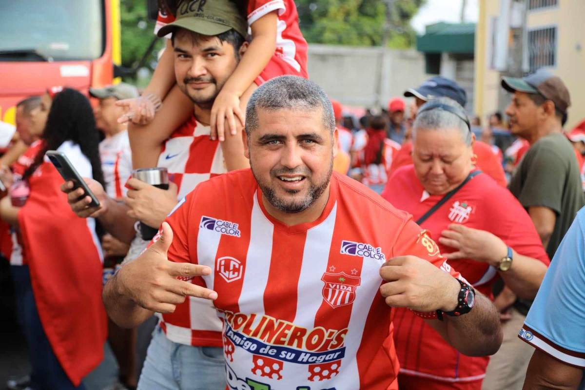 ¡Tremenda fiesta en La Ceiba! Aficionados del Vida se toman la calle festejando el triunfo que los acerca a la salvación