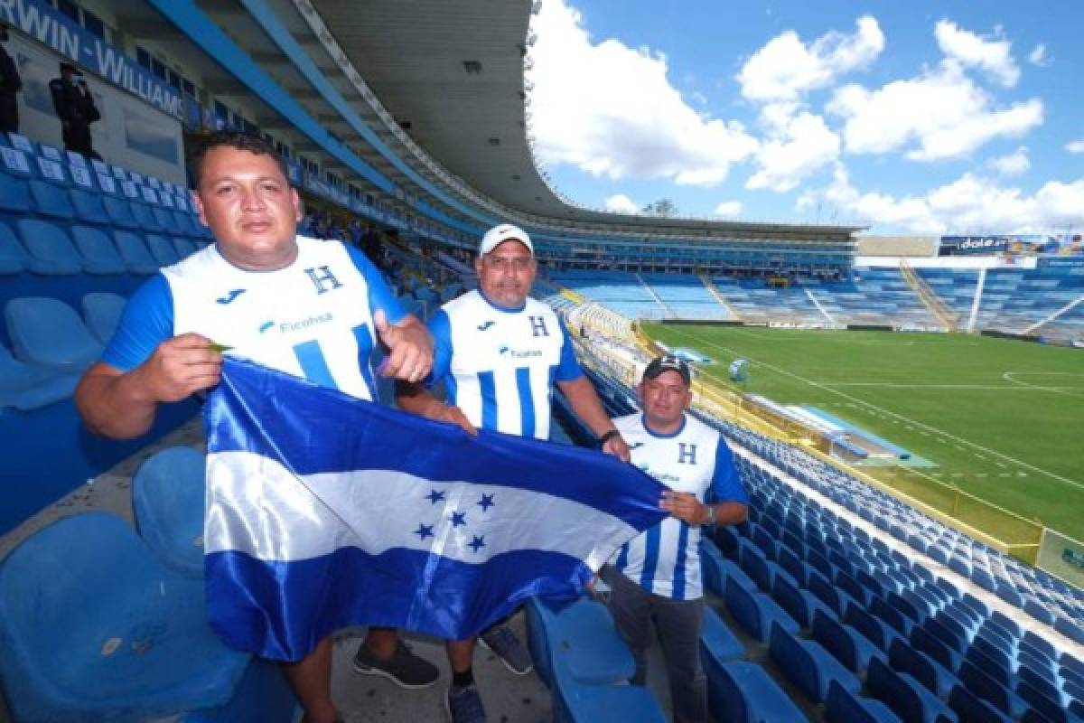 Las bellas chicas vaqueras, el prócer y el busito de la aventura en la previa del El Salvador vs Honduras