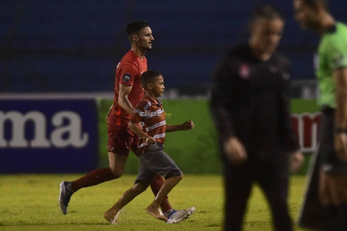 Júbilo en el Olímpico: Aficionados invaden la cancha en medio del triunfo de Honduras sobre Canadá en Liga de Naciones