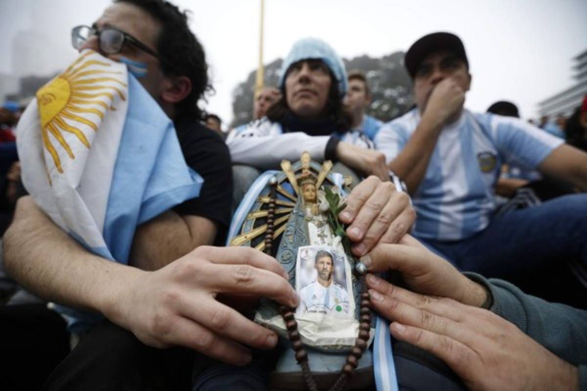 FOTOS: Messi pegado a una Virgen y todo el dolor de los argentinos