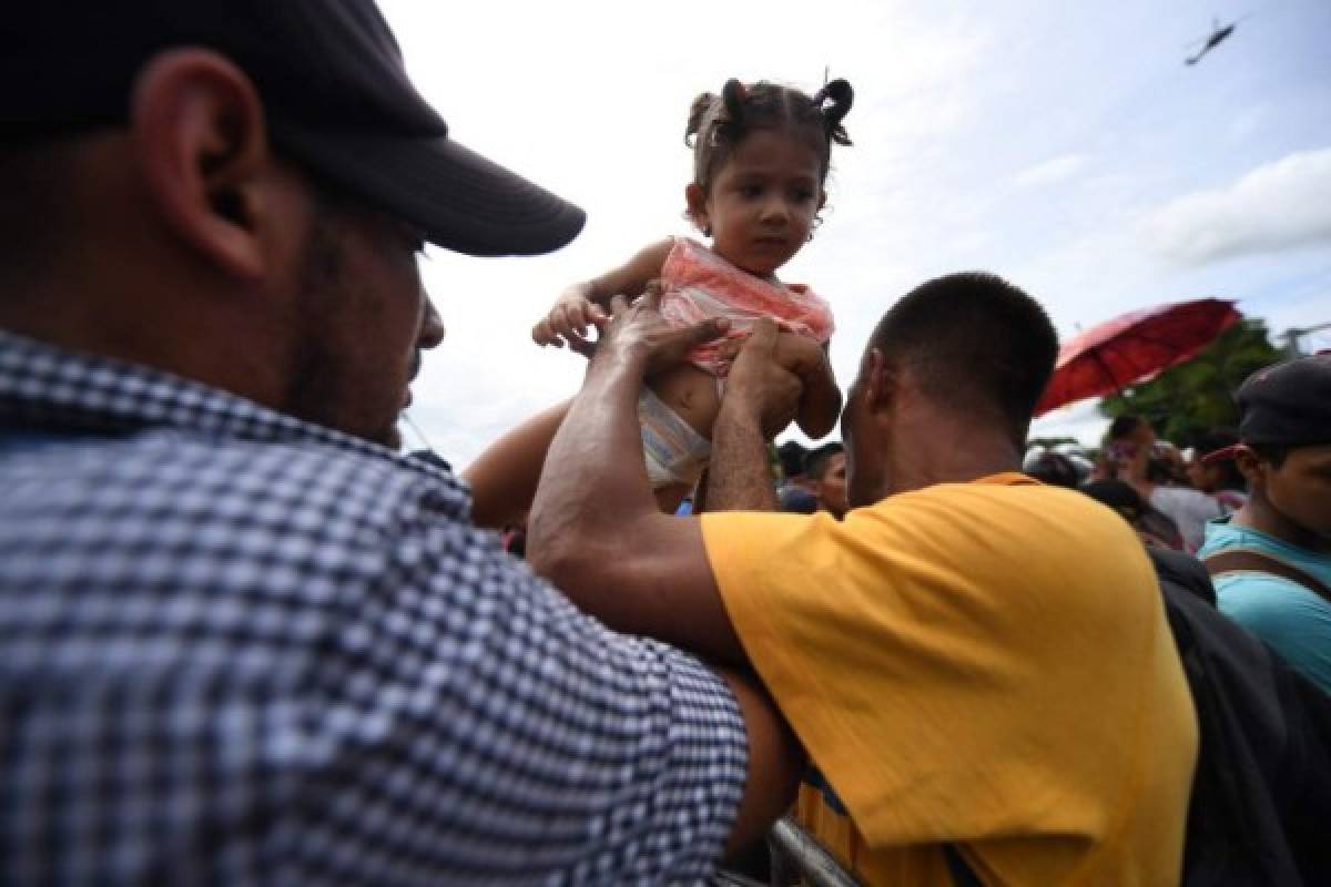 EN FOTOS: Así rompieron barrera de seguridad la caravana de migrantes en México