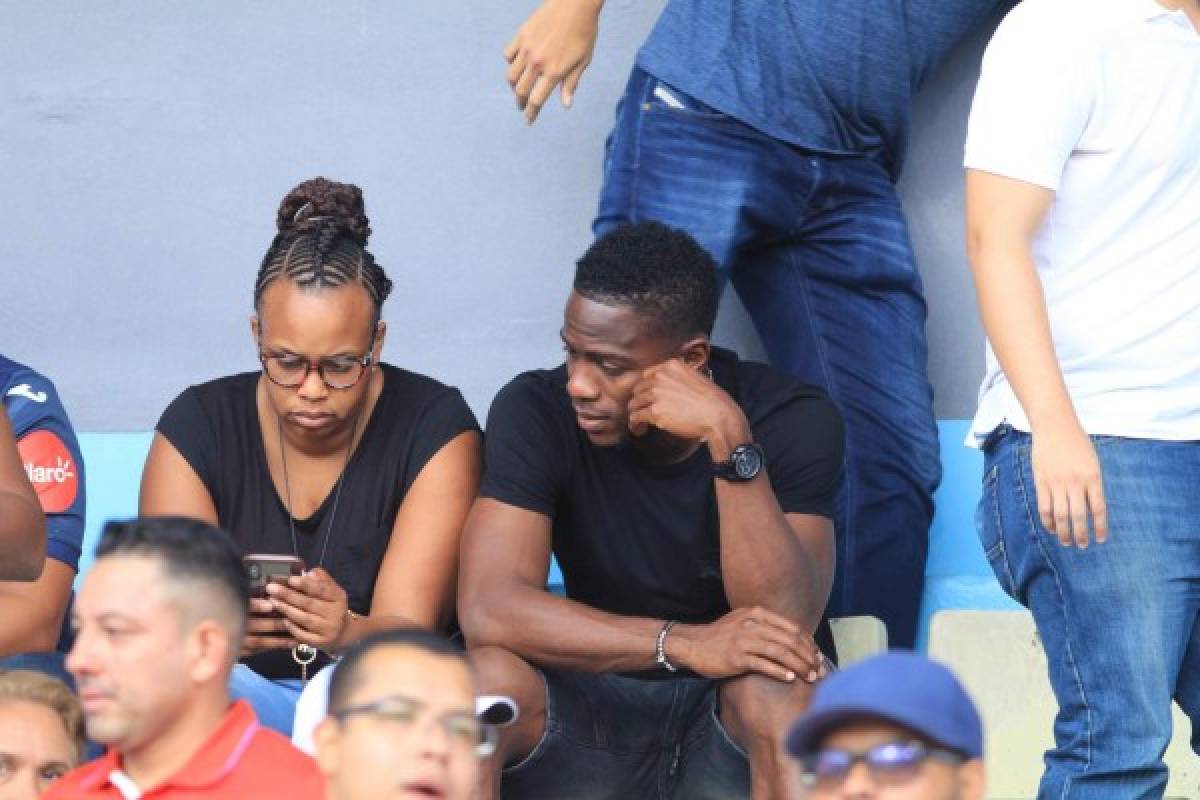 Maynor Figueroa, curioseando el celular a su esposa y Michaell Chirinos viendo a Olimpia