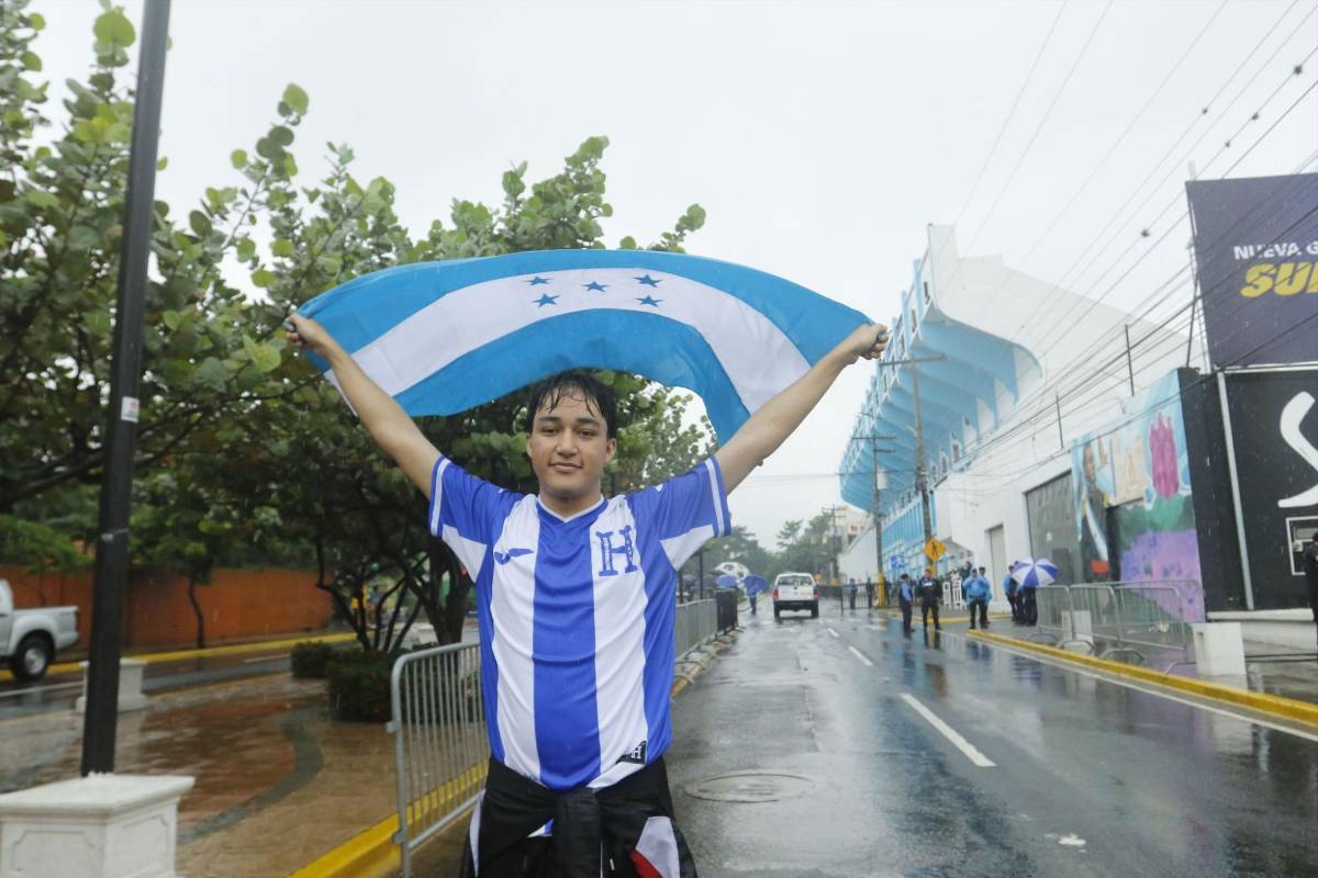 Honduras vs México: ni la lluvia los detiene, aficionados llegan al estadio Morazán, la seguridad es extrema y sigue venta de boletos del mercado negro