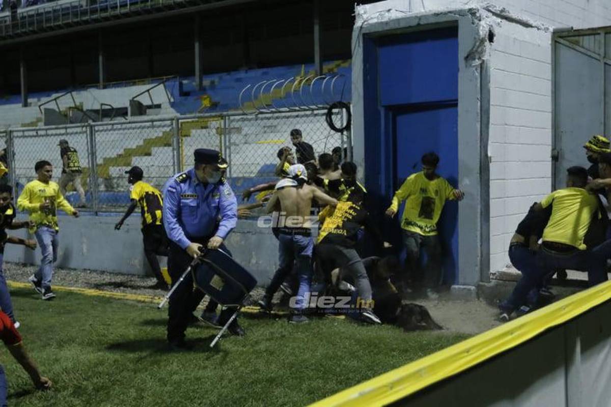 Salvajes: Dramáticas imágenes de aficionados de Real España atacando brutalmente a una mujer en el estadio Morazán