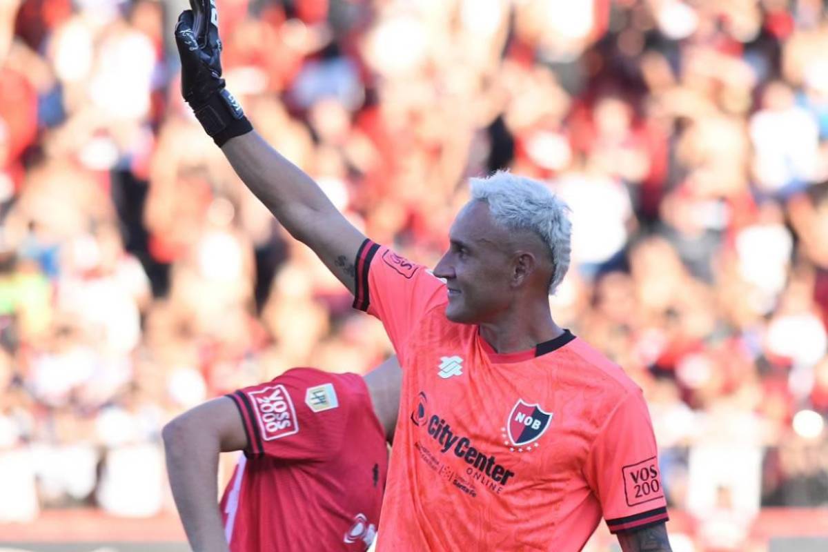 Keylor Navas se lució en su debut con Newell’s en Argentina: recibió premio y espectacular postal con la afición