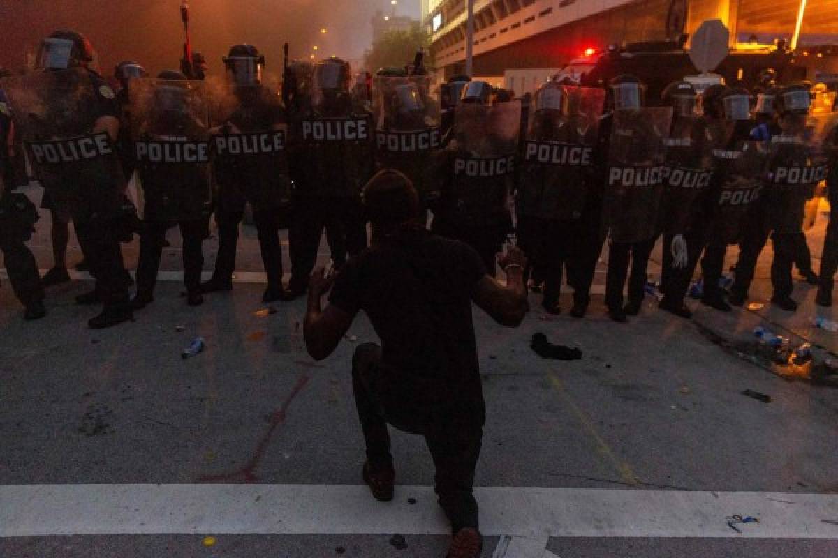 Terror en Minneapolis: Policía ataca con gas lacrimógeno y balas de goma a los protestantes