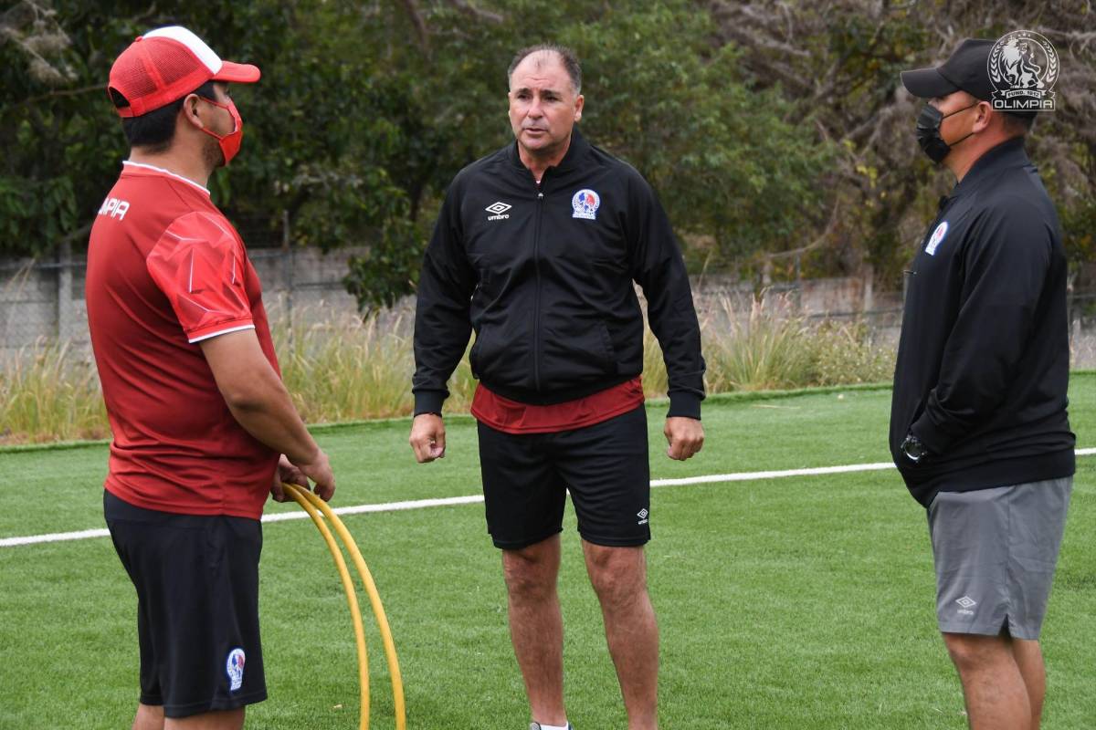 ¡Charla, risas y un conocido! Así fue el primer entrenamiento del argentino Pablo Lavallén en el Olimpia