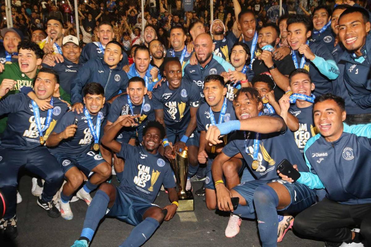 ¡Festejo del campeón! Besos al goleador, Diego Vázquez celebró en el camerino y locura de la plantilla de Motagua con el título