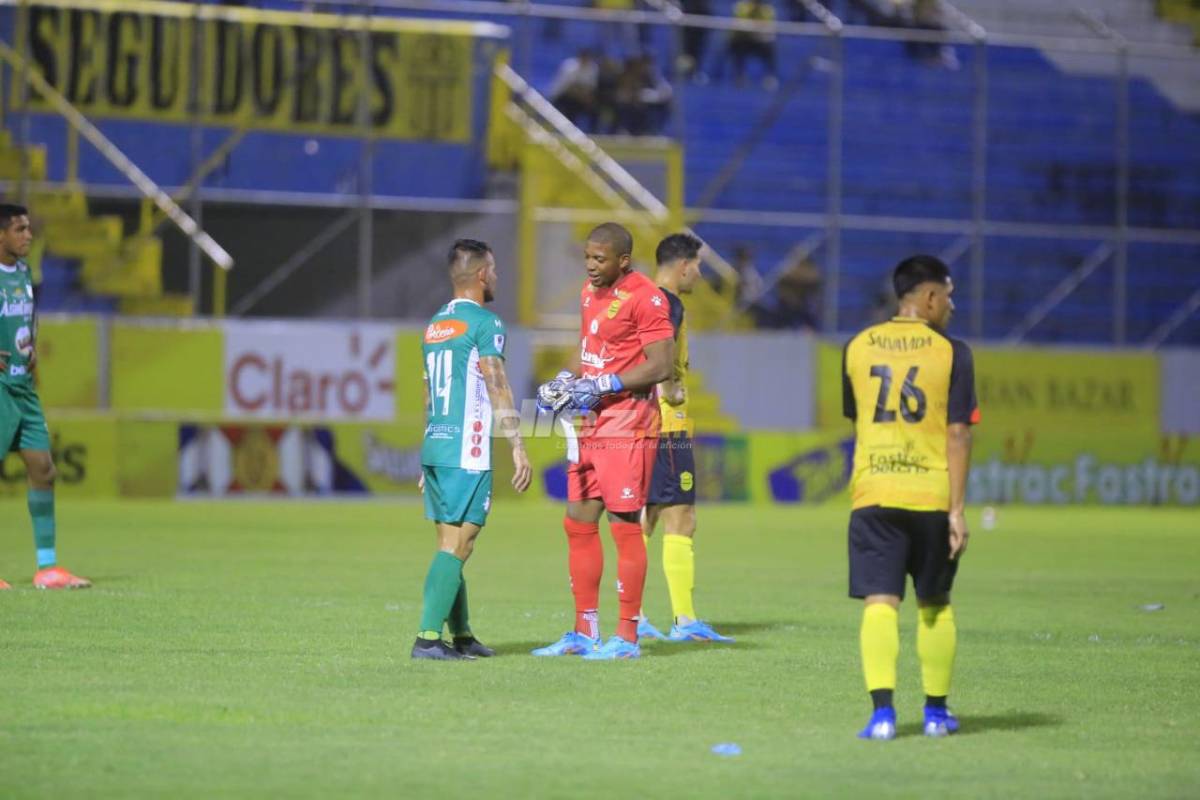 NO SE VIO EN TV: El fantasma en el Morazán, detallazo a jugadores del Vida y expulsión del Buba López