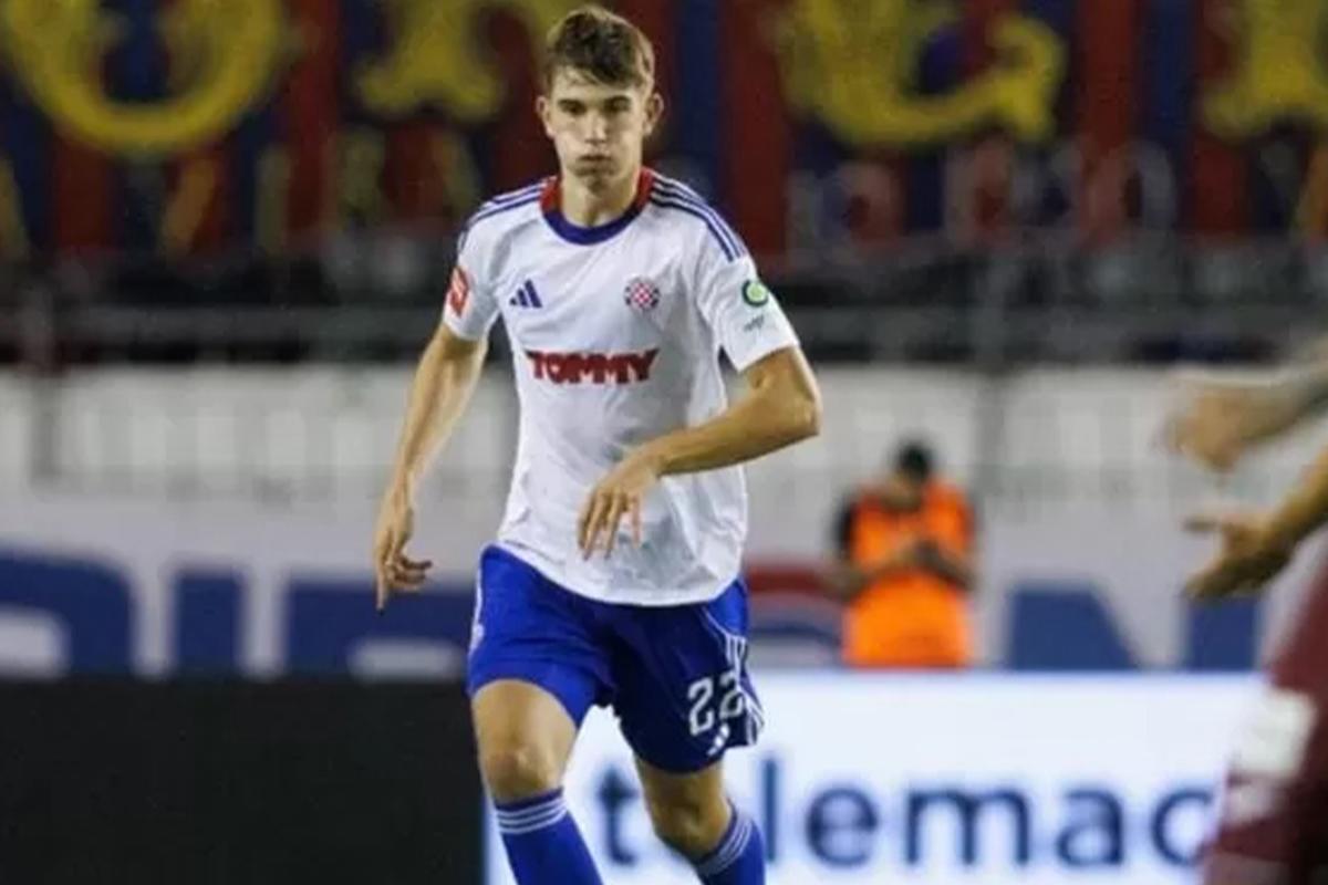 Hansi Flick pidió un defensa y ellos están en la lista: el jugador que podría volver al Barcelona