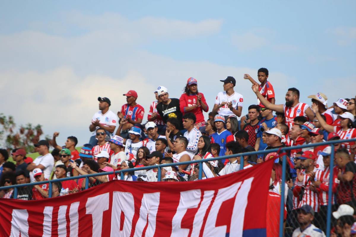 FOTOS: Colosal llenazo en la caída del invicto de Olimpia, el eufórico festejo de Potros y presidente sorprende