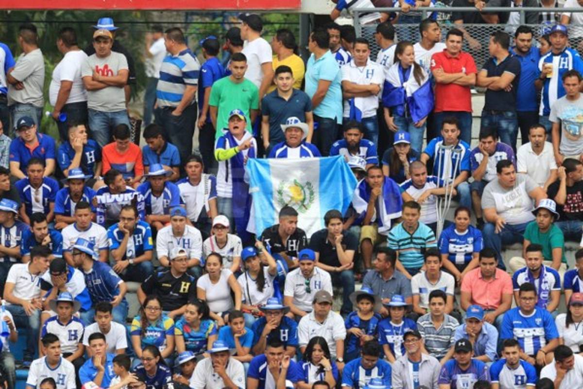 CURIOSAS: El saludo de Pinto y Postecoglou y el detalle de Boniek con los titulares