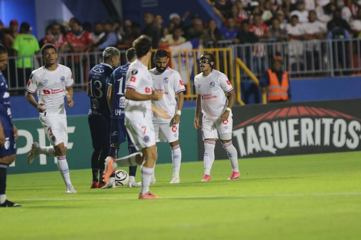 La desgarrada imagen de Bennett, otro error de Menjívar y las leyendas