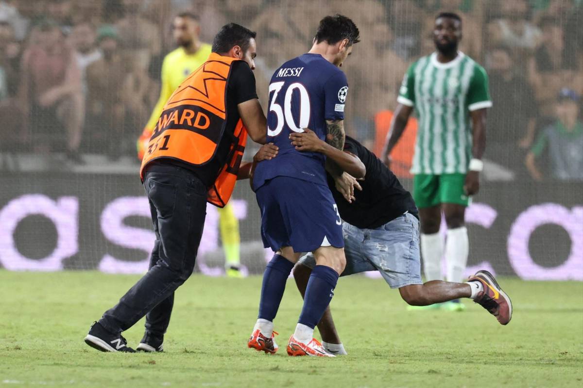 ¡Locura en Israel por Messi! Aficionado se salta al campo para abrazarlo y la reacción del argentino en el Maccabi Haifa-PSG