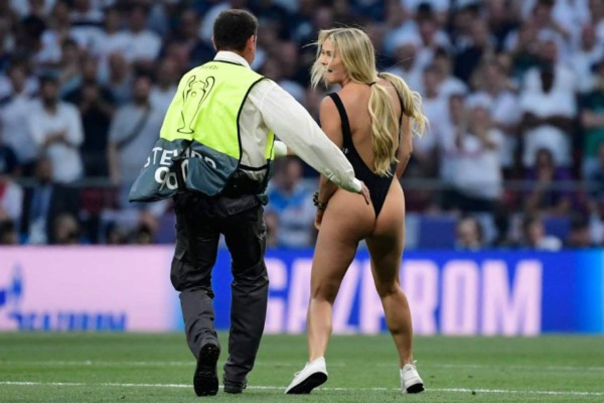 FOTOS: La infartante rubia que se metió a la cancha en la final de la Champions League