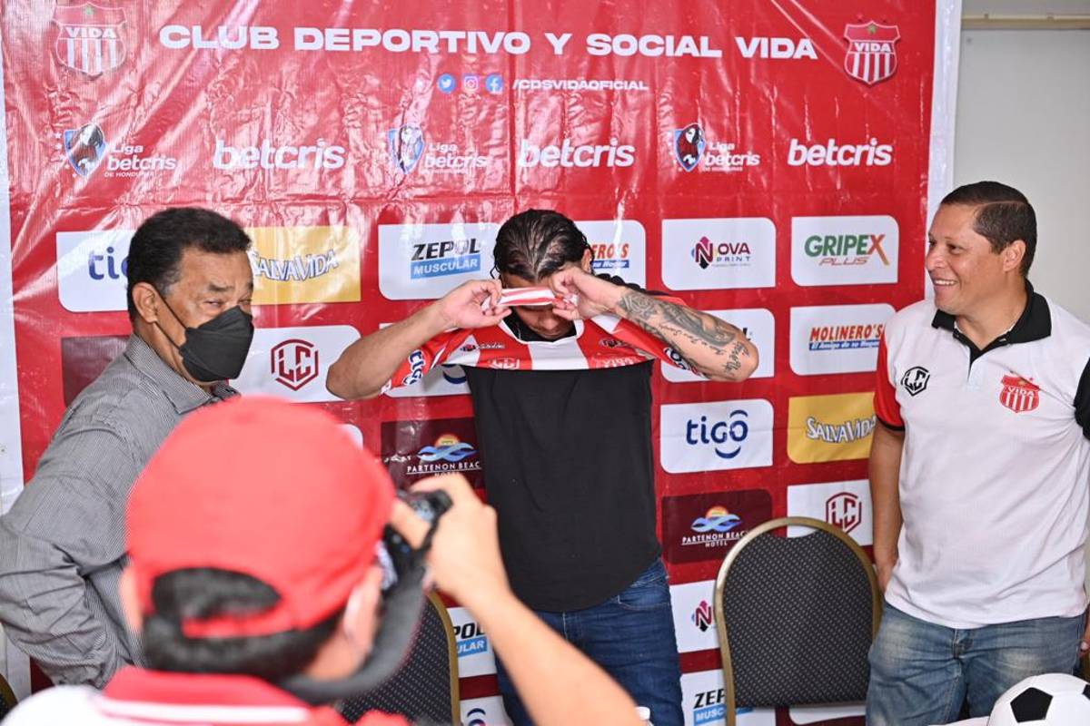 Así ha sido el primer día del mexicano ‘Gullit’ Peña en Honduras: ya se puso la roja del Vida, el dorsal que lucirá y su promesa