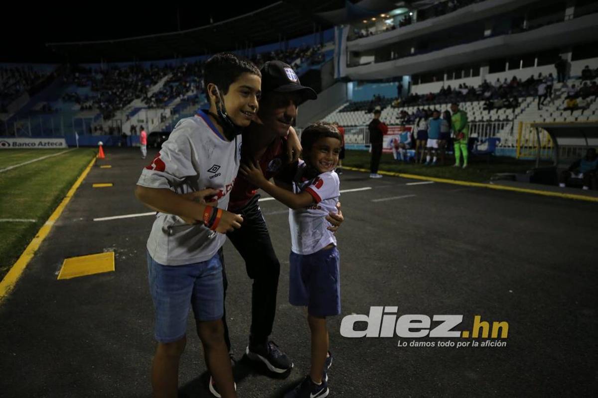 Lo que no viste en TV: El tierno abrazo de Troglio con unos niños, bellas chicas y Diego Vázquez en la doble cartelera en el Nacional