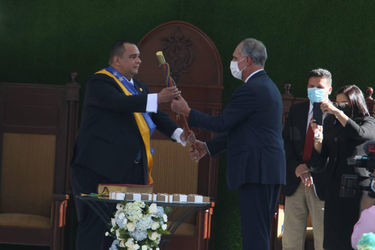 De rodillas y clamando a Dios, así fue la juramentación de Jorge Aldana como nuevo alcalde de Tegucigalpa