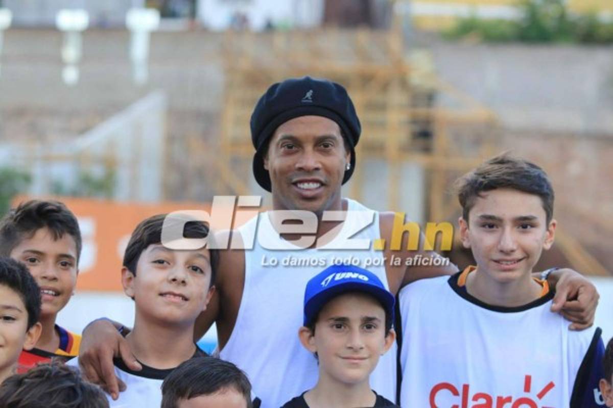 ¡Espectacular! Ronaldinho llevó tremenda felicidad a niños de Honduras