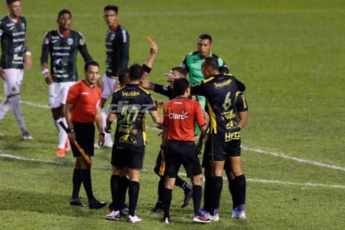 Peleas en las gradas y patadas entre jugadores; así de bravo fue el Real España-Marathón