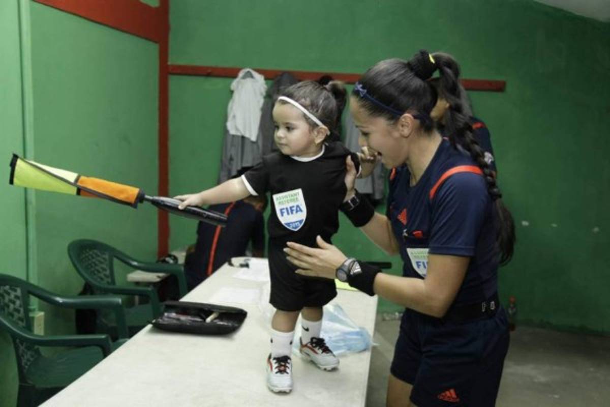 La conmovedora y ejemplar historia de Shirley Perelló, madre y árbitra hondureña