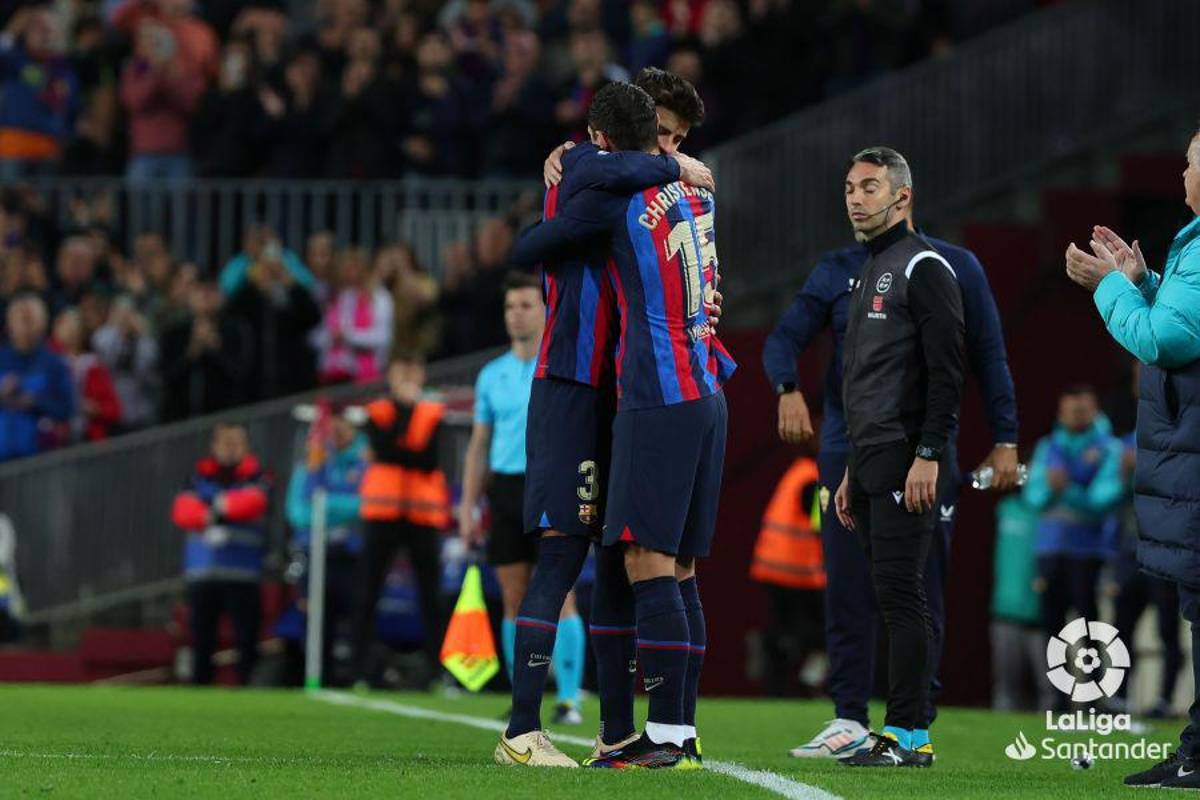 Con sus hijos, entre lágrimas y hasta le llevaron flores: la última noche de Piqué como jugador del Barcelona en el Camp Nou