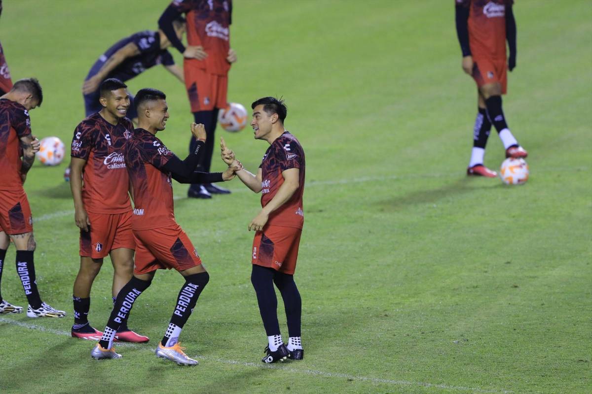 Prensa mexicana y bellas periodistas se apoderan del Olímpico: Atlas, muy sonriente pensando en Olimpia