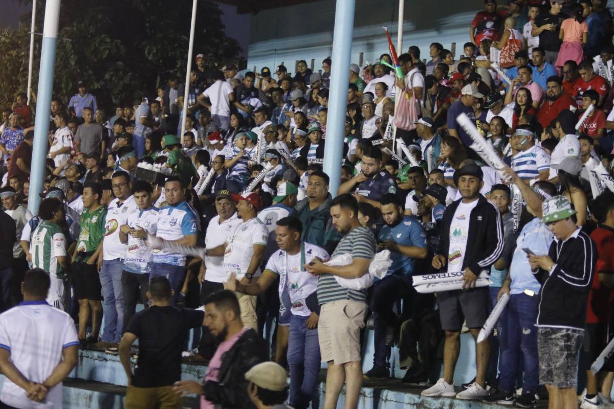 Ambientazo en el estadio Rubén Deras, hermosas jóvenes y ni la lluvia detiene la gran final del ascenso de Honduras entre CD Choloma y Platense
