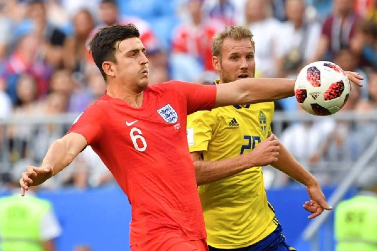 England's defender Harry Maguire (L) vies with Sweden's forward Ola Toivonen during the Russia 2018 World Cup quarter-final football match between Sweden and England at the Samara Arena in Samara on July 7, 2018. / AFP PHOTO / Yuri CORTEZ / RESTRICTED TO EDITORIAL USE - NO MOBILE PUSH ALERTS/DOWNLOADS