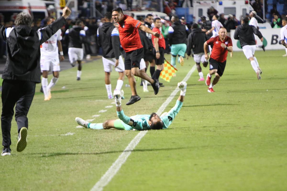 FOTOS: El que se robó el show en el festejo de Olimpia, el beso de Beckeles, legionarios presentes e invasión de cancha