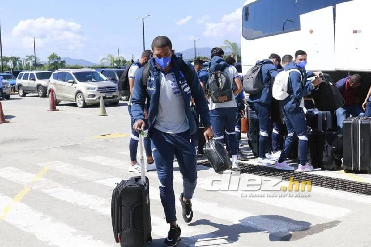 Un ‘Bolillo’ sonriente y dos jugadores se reintegran a sus clubes mientras la selección de Honduras viaja a Estados Unidos