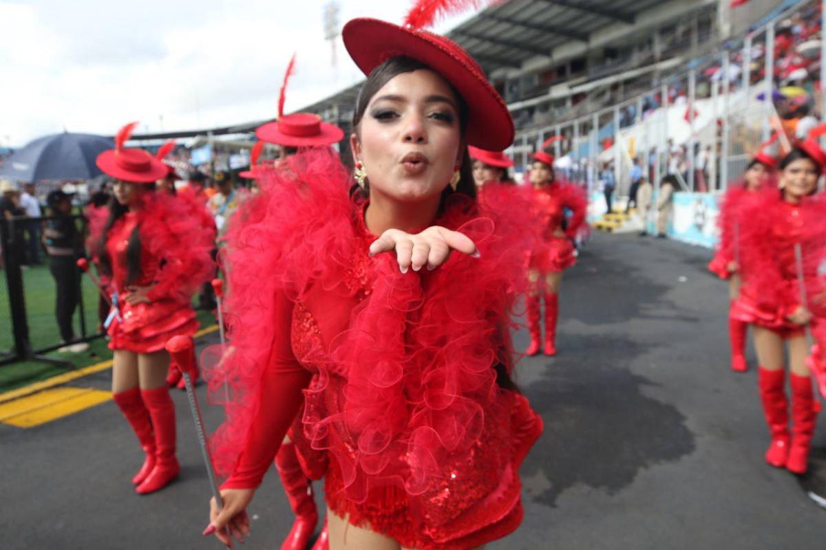 ¿Quién es la palillona de rojo? Hermosas deleitan en los desfiles del 15 de septiembre en Honduras