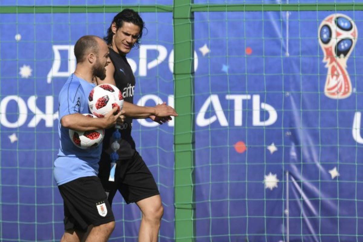 Uruguay's forward Edinson Cavani (R) attends a training session on July 5, 2018 at the Sports Centre Borsky, in Nizhny Novgorod on the eve of their Russia 2018 World Cup quarter final football match against France. / AFP PHOTO / Martin BERNETTI