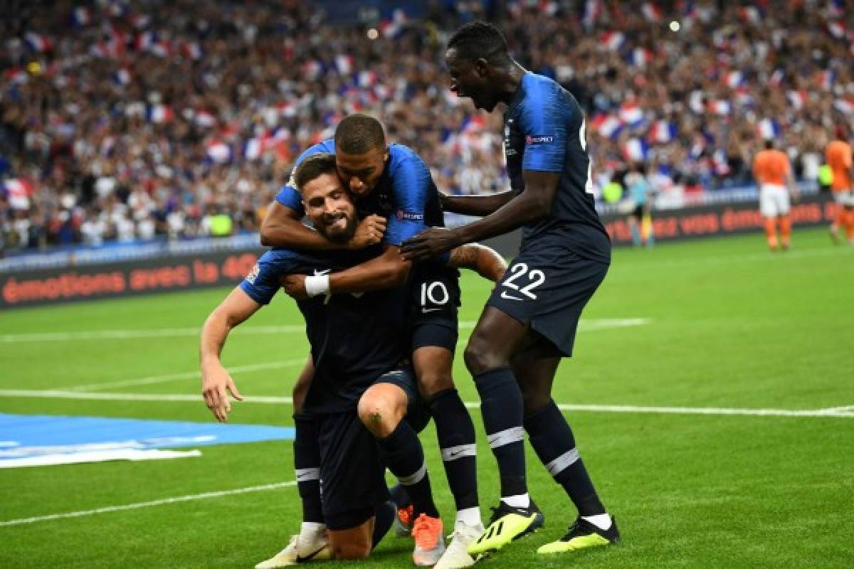 France's forward Olivier Giroud celebrates with teammates after scoring a goal during the UEFA Nations League football match between France and Netherlands at the Stade de France stadium, in Saint-Denis, northern of Paris, on September 9, 2018. / AFP PHOTO / Franck FIFE