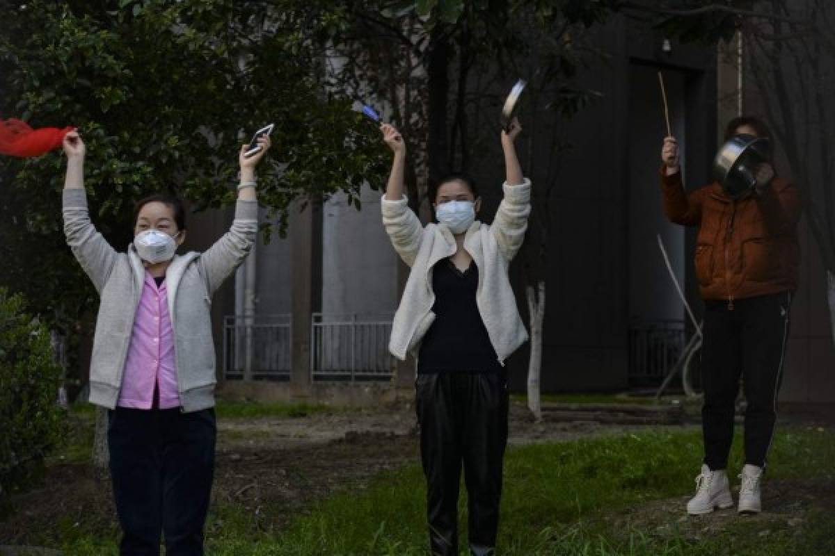 Así celebran médicos chinos en Wuhan tras el primer día sin casos de coronavirus